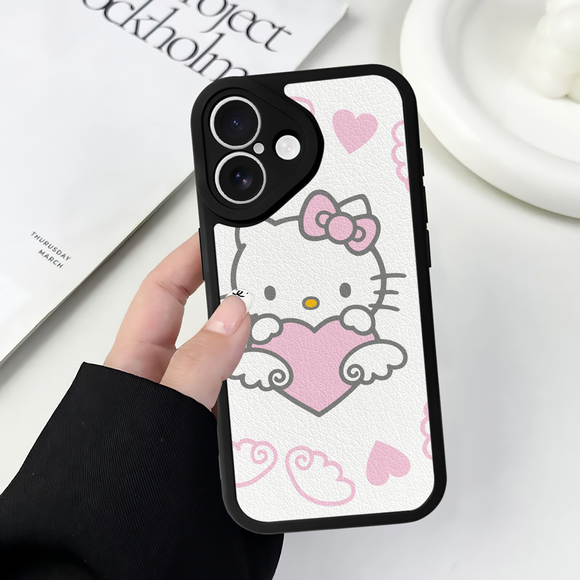（画像用） Hello Kitty ハローキティ 【iPhone 16シリーズ対応】シリコンスマホケース（レザー調） 材質：シリコン
